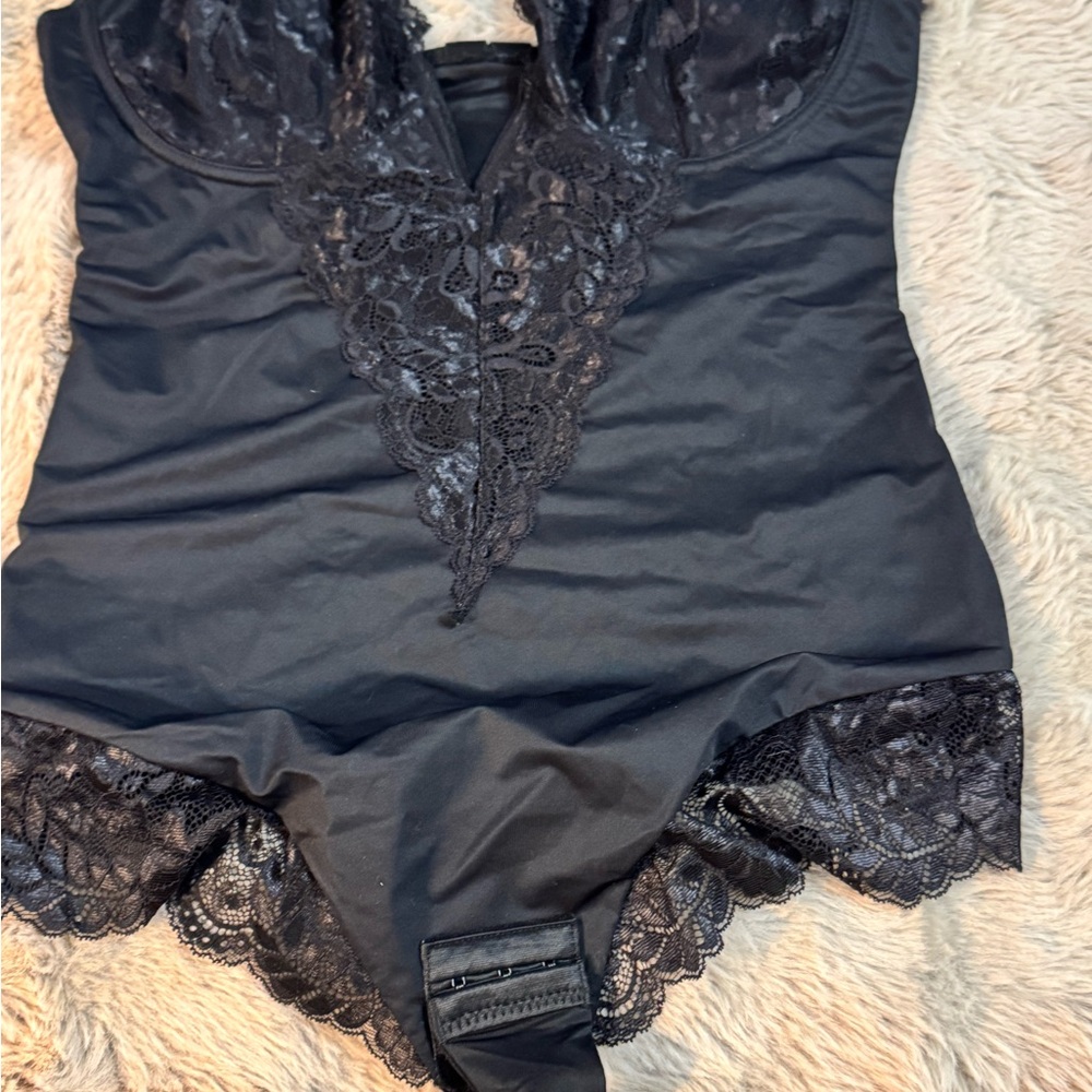 Chic Black Lace Shapewear Bodysuit - Picture 4 of 8